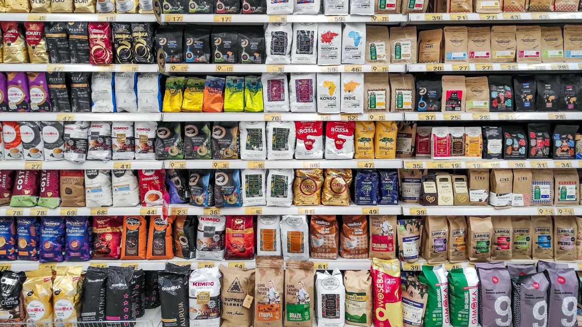 reporter_baza_2022-1207.12.2022 Lodz. Supermarket Auchan. Zakupy spozywcze. Drastyczny wzrost cen produktow zywnosciowych. N/z herbata i kawa. Fot. Piotr Kamionka/REPORTERPiotr Kamionka/REPORTER