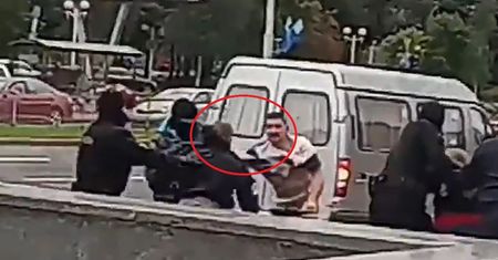 Białoruś. Nagrano niezwykłą scenę. Funkcjonariusz OMON-u uciekł w popłochu