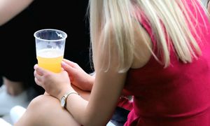 Są "ukrytymi" alkoholikami. "Przekonują wszystkich, że im się należy"