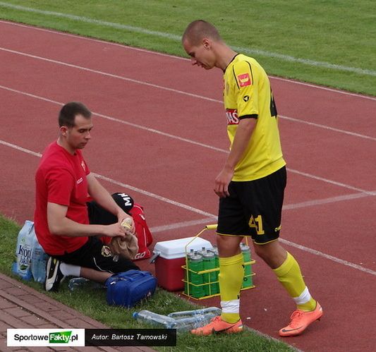 Zawodnik opuszczał boisko z wyrazem bólu na twarzy