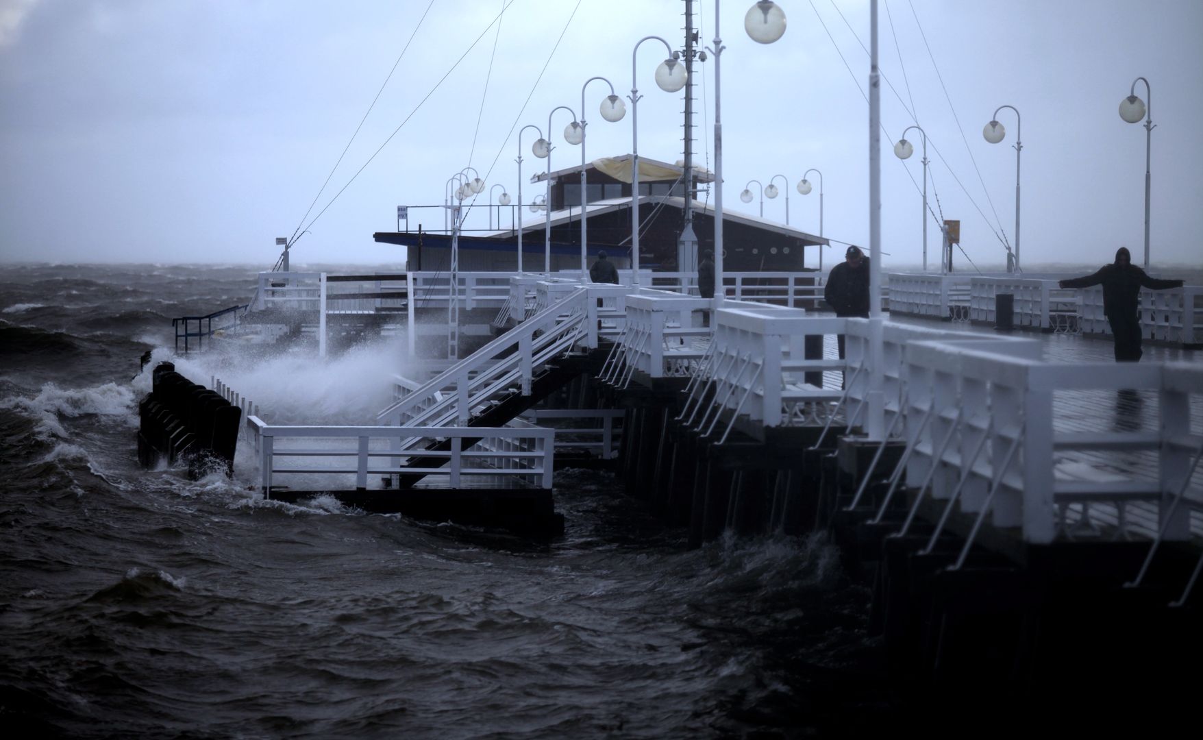 Molo w Sopocie podczas sztormu