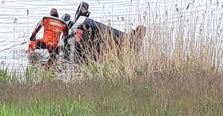 Tragedia na Śląsku. Samochód wjechał do jeziora, kierowca nie żyje