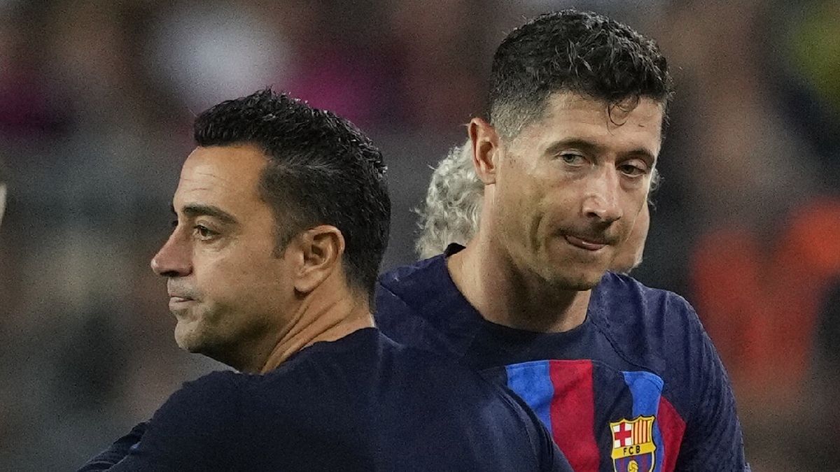 PAP/EPA / Alejandro Garcia / Xavi i Robert Lewandowski w meczu FC Barcelona - Villarreal w ramach Primera Division