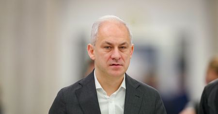 Niesłychane. Posłowie w pandemii wylatali po Polsce miliony
