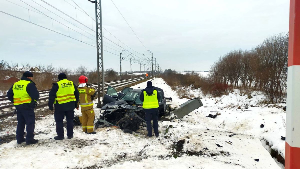 Trzy osoby ranne po zderzeniu auta osobowego z pociągiem. Kierowca audi zignorował sygnalizację 