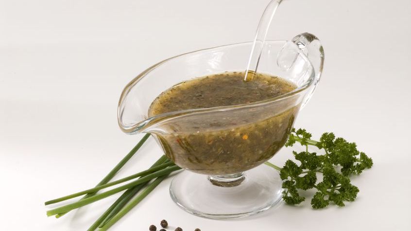 Sos do sałatki domowy z octem winnym i olejem