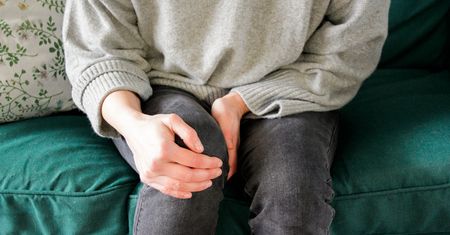 Choroba wykrzywia kości. Mięśnie są osłabione, zęby zaczynają wypadać