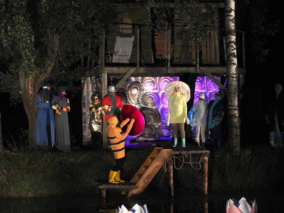 Stéphane założył m.in. teatr amatorski