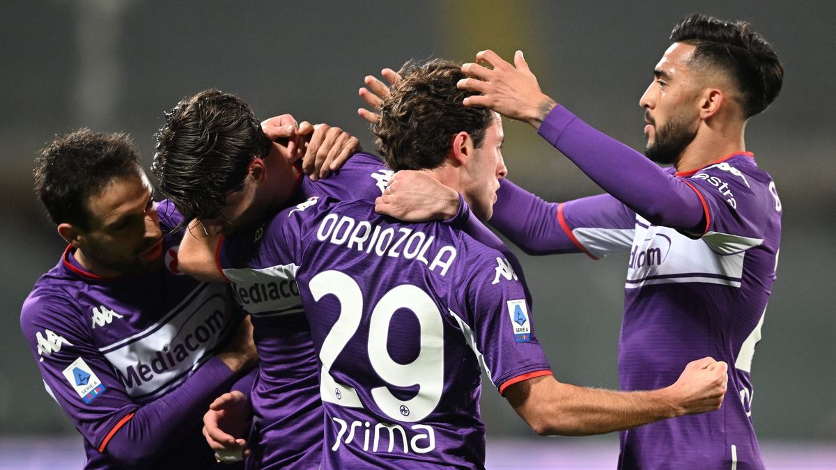PAP/EPA / CLAUDIO GIOVANNINI / Na zdjęciu: piłkarze Fiorentiny