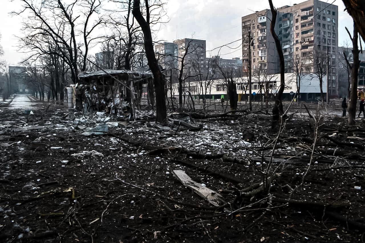 300-metrowy grób. Rosjanie wydobywają ciała mieszkańców z ruin teatru w Mariupolu