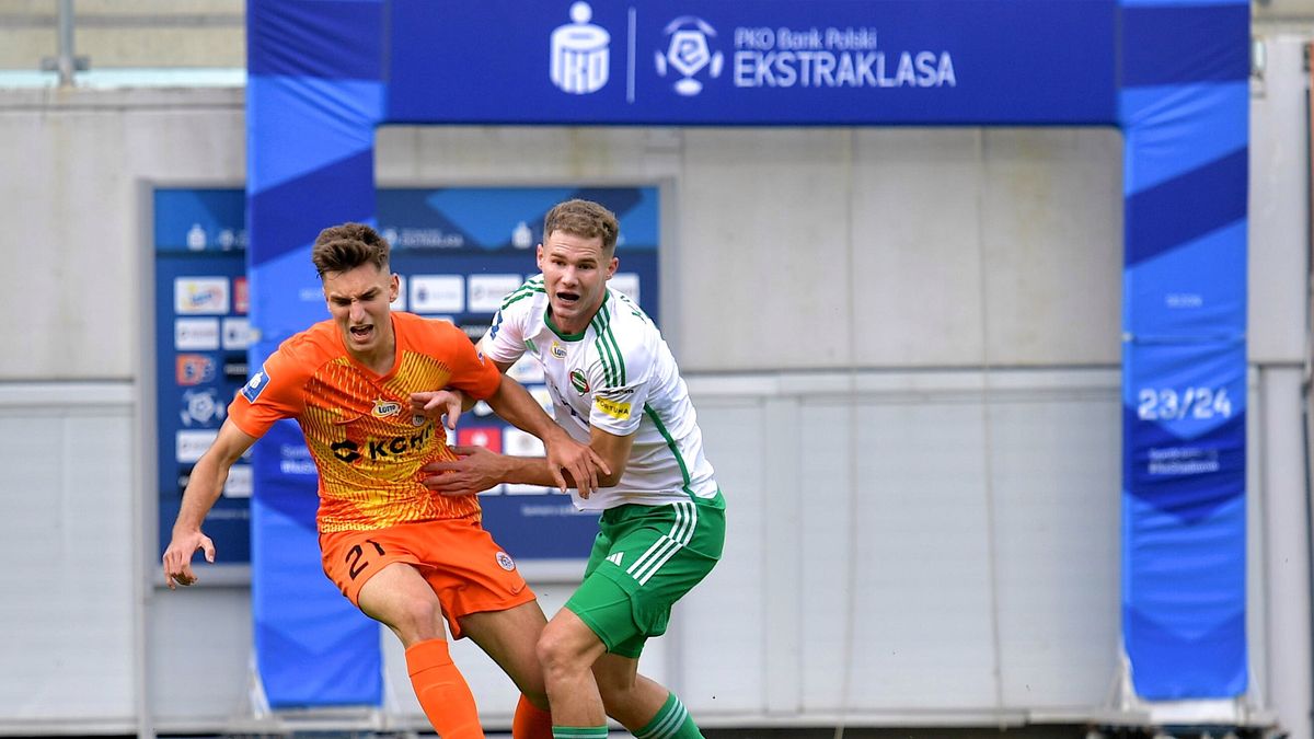 PAP / PAP/Sebastian Borowski / O piłkę walczą Tomasz Pieńko (Zagłębie) i Michał Kaput (Radomiak)
