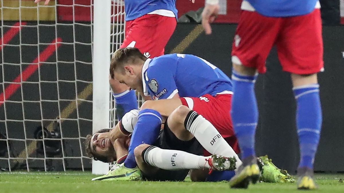 PAP/EPA / FOCKE STRANGMANN / Na zdjęciu: Leon Goretzka i Jens Hofer