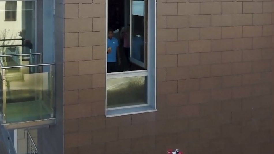 Materiały prasowe / Dugout / Dron pomógł wręczyć nagrodę Malcomowi