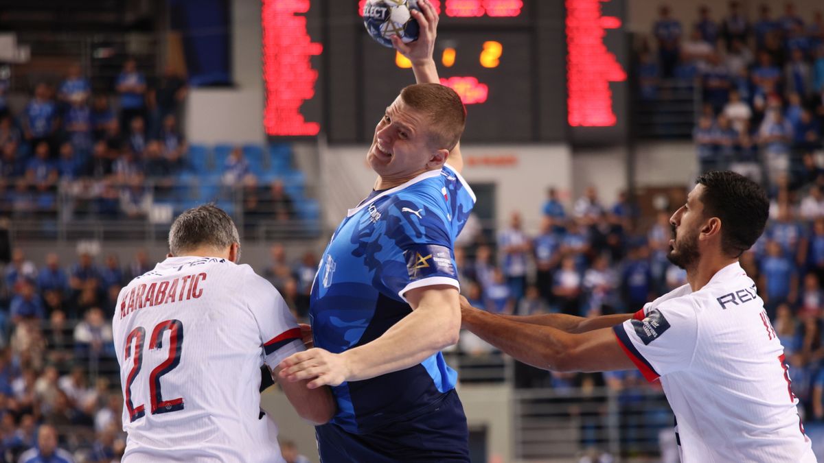 PAP / Szymon Łabiński / Na zdjęciu: Zawodnik Orlenu Wisły Płock Dawid Dawydzik (C) i Luka Karabatic (L) z Paris Saint-Germain HB