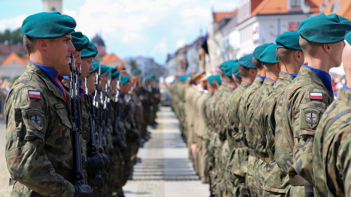 Bialystok, 15.08.2014. Wojewodzkie uroczystosci Swieta Wojska Polskiego odbyly sie w poludnie przed pomnikiem Jozefa Pilsudskiego; N/z zolnierze.