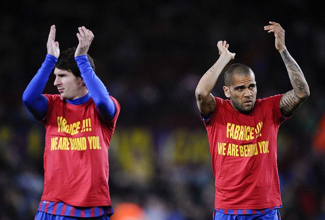 Piłkarze Barcelony w okolicznościowych koszulkach z wyrazami wsparcia dla Muamby (fot: David Ramos)