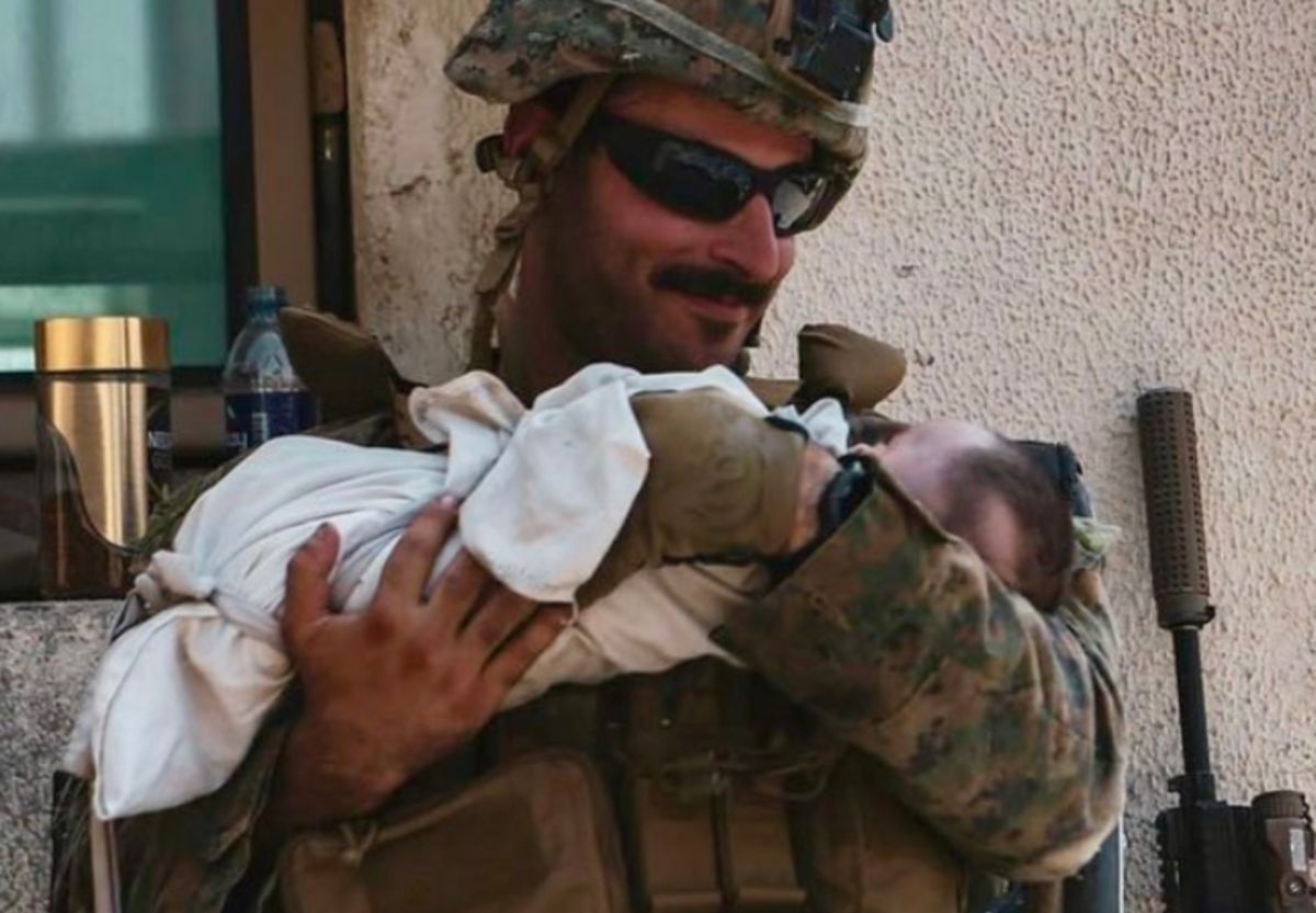 Żołnierz czule patrzy na dziecko 