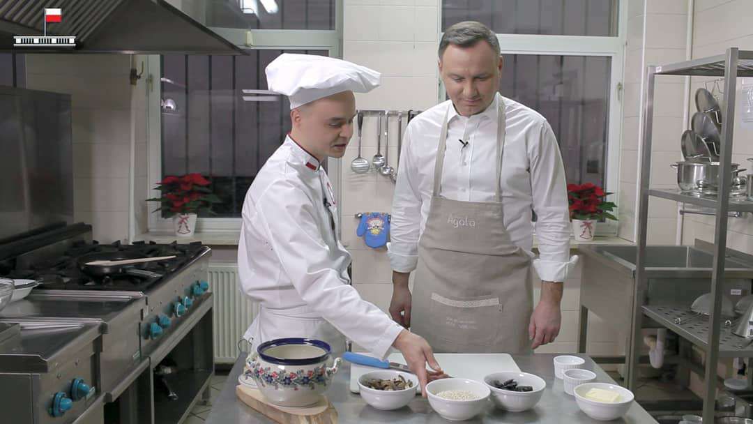 Andrzej Duda w kuchni w fartuszku z napisem AGATA