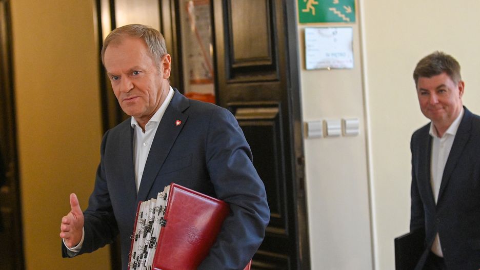 Warszawa, 29.10.2024. Premier Donald Tusk (L) i szef KPRM Jan Grabiec (P) przed posiedzeniem rządu w KPRM w Warszawie, 29 bm. Ministrowie zapoznają się z raportem z prac komisji ds. badania wpływów rosyjskich. Rozpatrzą zmiany w tegorocznej ustawie budżetowej i okołobudżetowej, a także propozycję likwidacji składki zdrowotnej od sprzedaży środków trwałych. (mr) PAP/Marcin Obara
