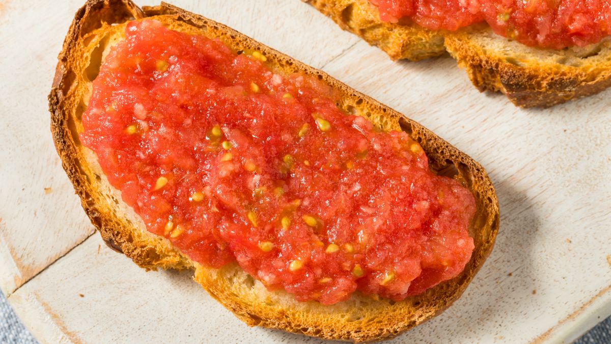 Pan con tomate to popularna w Hiszpanii kanapka z pomidorami