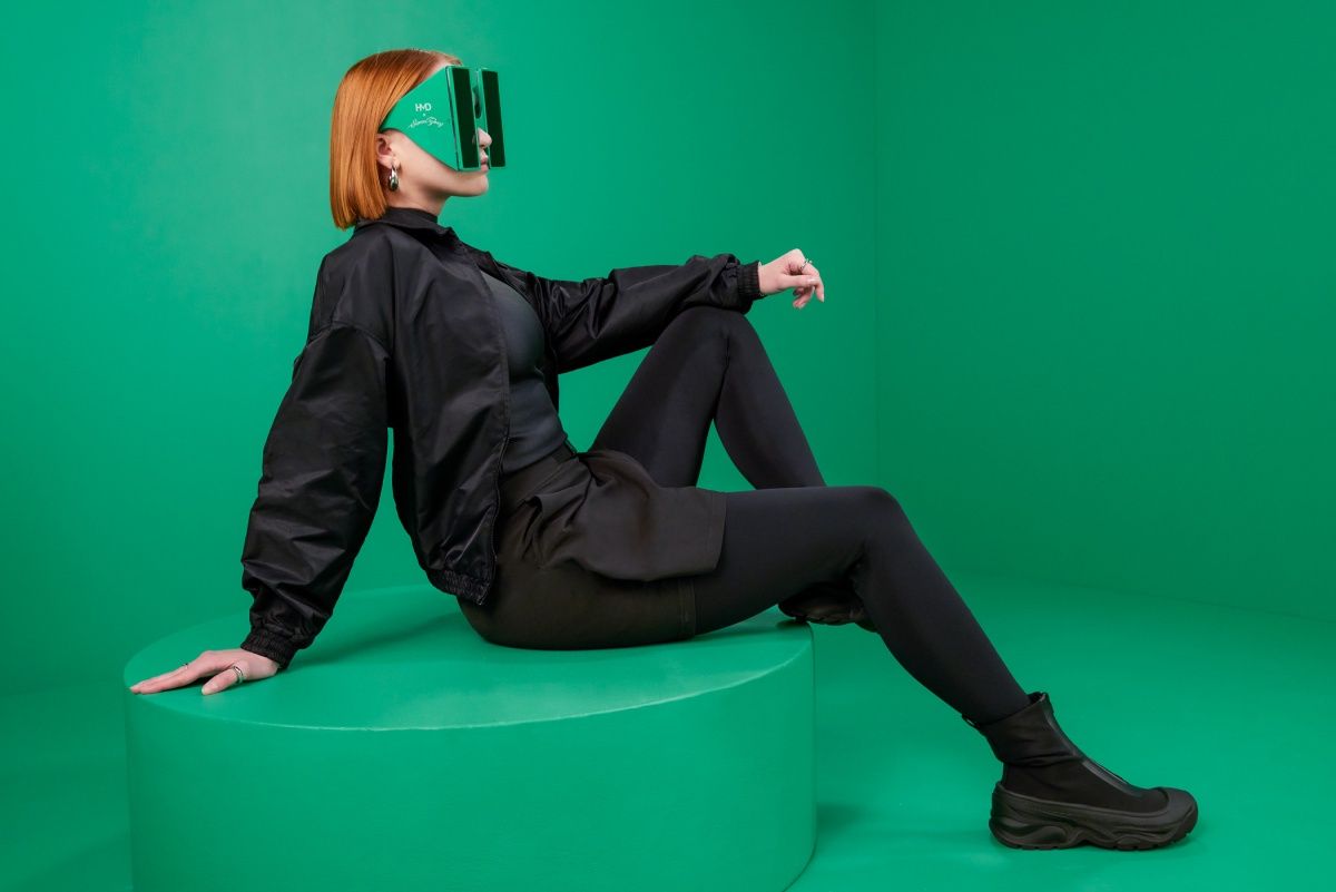 Phonecore_Sunglasses_Side_Female