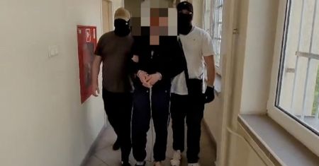 Makabryczna zbrodnia w Warszawie. Podejrzany uśmiechał się przed sądem
