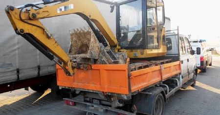 Przewoził koparkę dostawczakiem. Maszyna ważyła więcej niż samochód