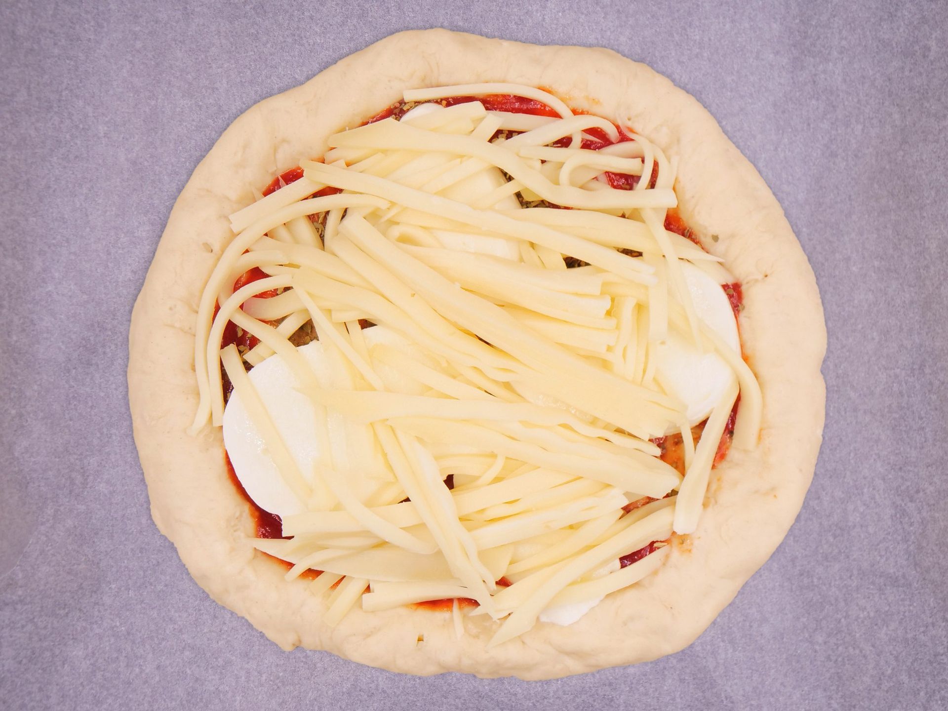 Pizza z serowymi brzegami przepis