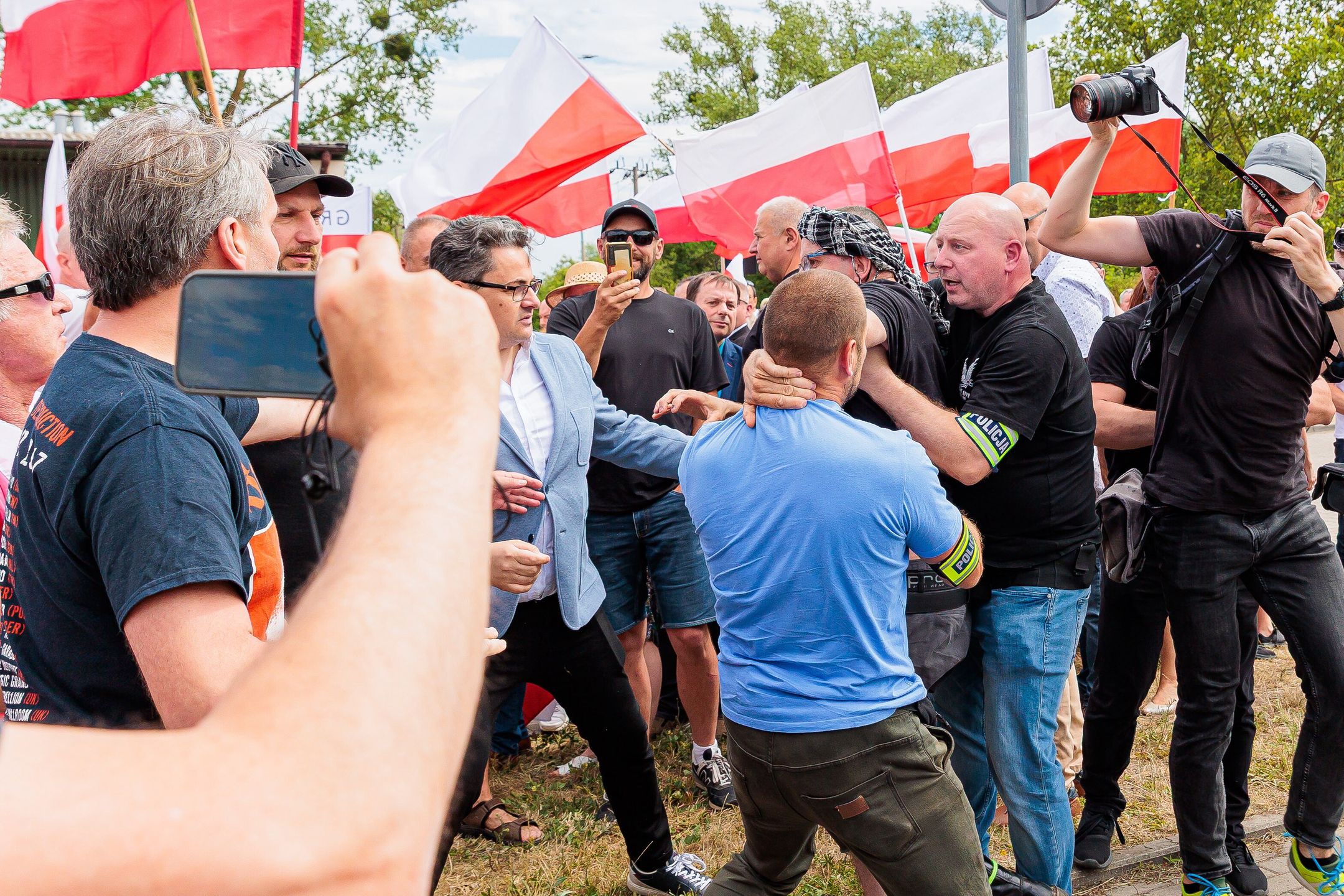 Doszło do przepychanek pomiędzy zwolennikami i przeciwnikami PiS w trakcie konferencji prasowej prezesa ugrupowania Jarosława Kaczyńskiego na polsko-niemieckim przejściu granicznym Rosówek-Rosow