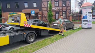 Patrol Eko Toruń uratował kaczęta ze studzienki w ulicy