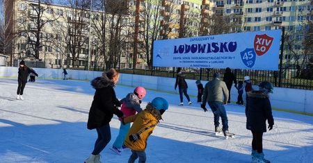 Mieszkańcy mogą korzystać z bezpłatnego lodowiska pod chmurką. Jest jeden „zasadniczy warunek”