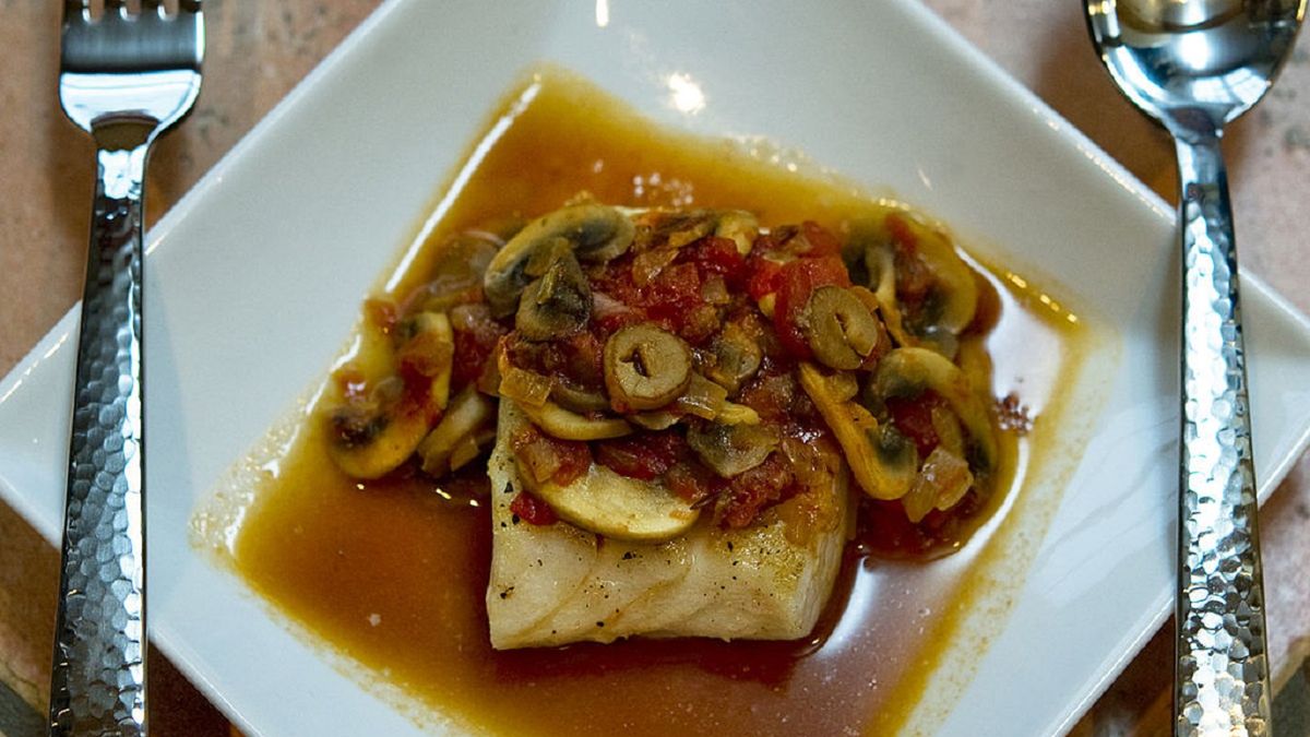 Dorsz z warzywami to idealny pomysł na sycący obiad.