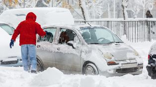 Odpalają i odśnieżają. Oto, co niszczą w autach