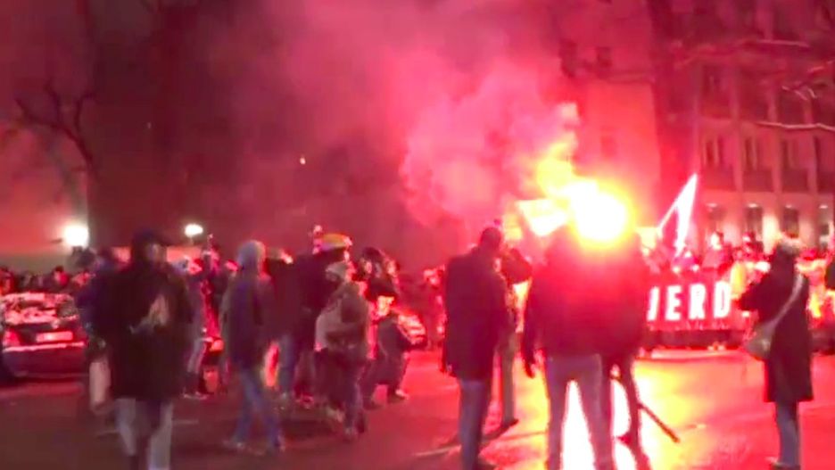 Warszawa. Tłumne protesty, race, farba, misie, tańce - tak wyglądało w czwartek centrum miasta. W piątek, w sto dni od 22 października, szykują się jeszcze większe demonstracje 