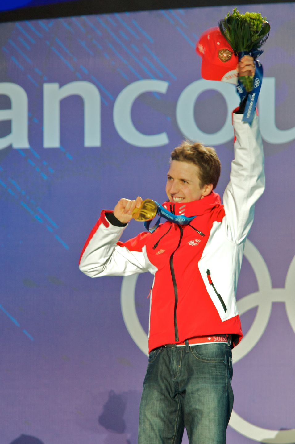 Simon Amman odbiera złoty medal olimpijski w 2010 roku