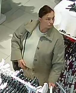 Inowrocław: Policja szuka tej kobiety. Ukradła odzież wartą za 750 zł