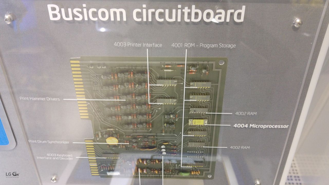 4004 ze swoją rodziną czipów na płytce programowalnego kalkulatora