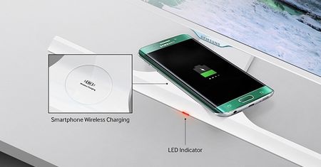 Monitor Samsunga bezprzewodowo naładuje smartfona