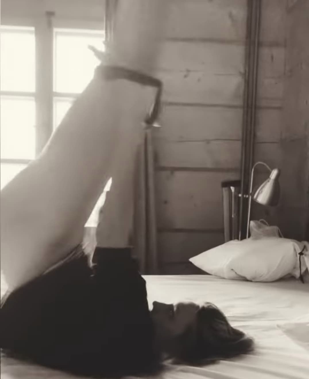 Ola Żebrowska zakłada majtki