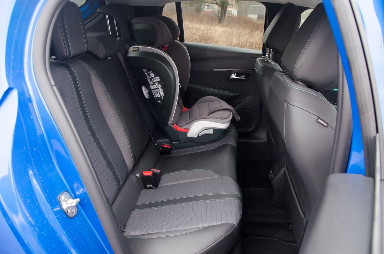 Peugeot 208 to nie jest auto rodzinne. Dorośli i dzieci w fotelikach z trudem mieszczą nogi.