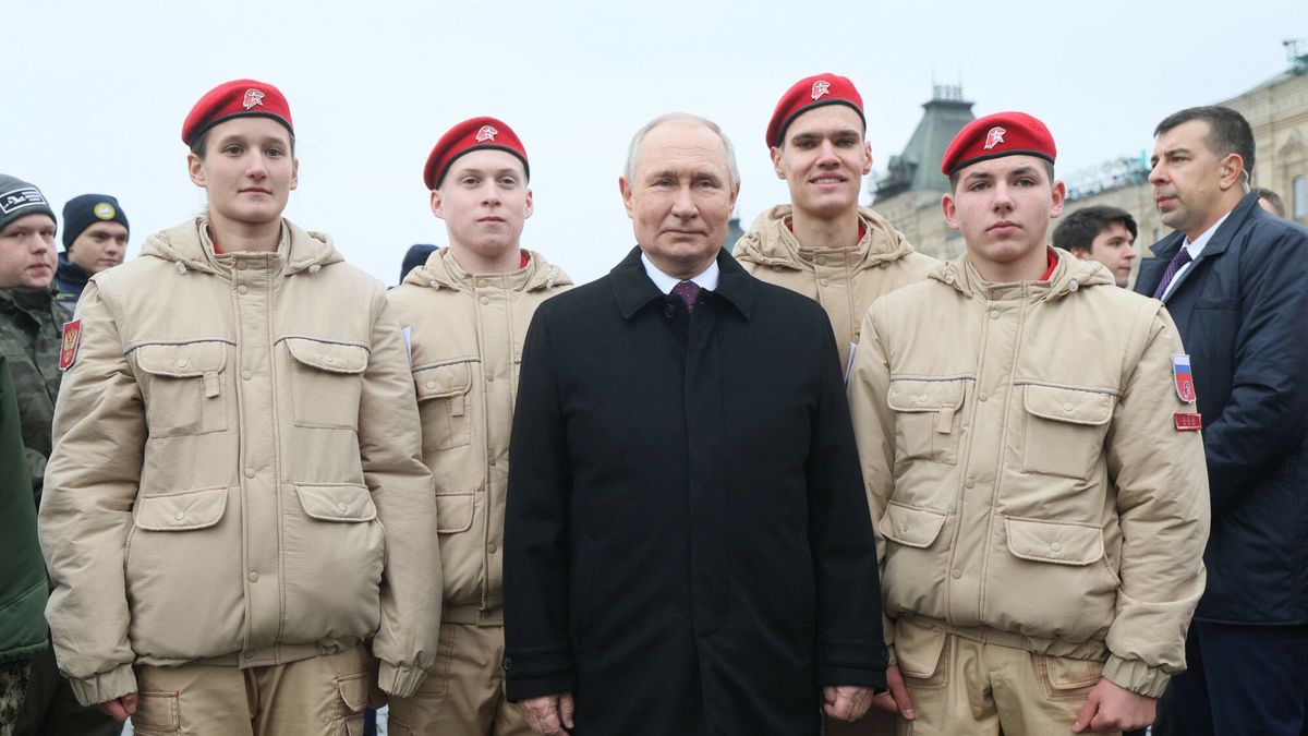 Temporary
This pool photograph distributed by Russian state owned agency Sputnik shows Russia's President Vladimir Putin (C) posing for pictures with members of the Young Army Cadets National Movement during a wreath-laying ceremony at the Monument to Minin and Pozharsky on Red Square on the National Unity Day in Moscow on November 4, 2023. (Photo by Gavriil GRIGOROV / POOL / AFP)
GAVRIIL GRIGOROV
