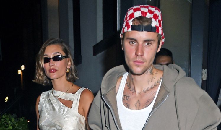 Hailey Bieber kroczy dumnie obok Justina i prezentuje nagi ciążowy brzuch na ulicy (FOTO)