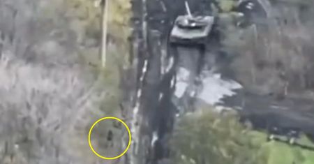 Ukraiński spadochroniarz kontra czołg. Dron nagrał "Dawida i Goliata"