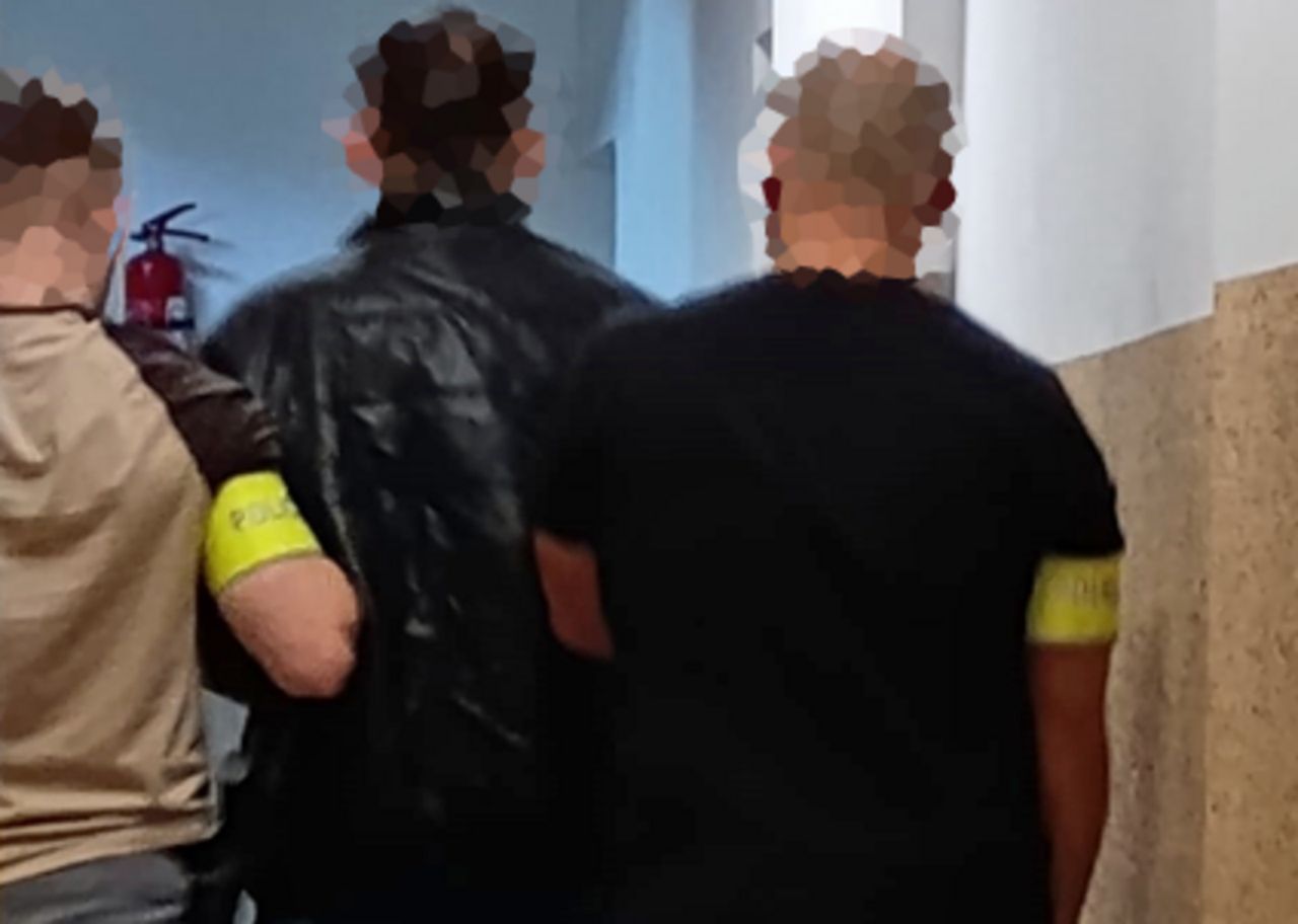 Byli uzbrojeni w kije i metalowe rurki. Pseudokibice usłyszeli zarzuty