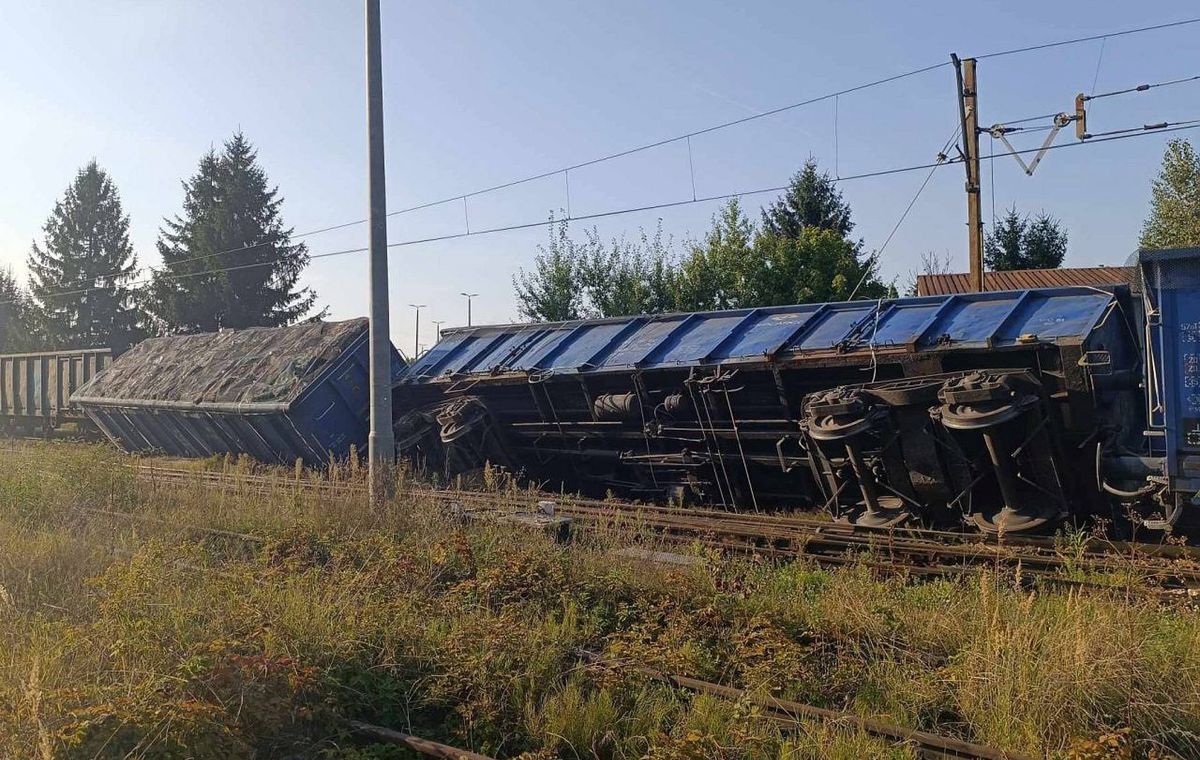 wykolejenie pociągu, złom, wagony Groźne zdarzenie na torach. Wykoleił się pociąg