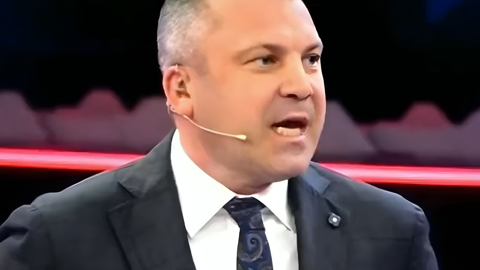 Dziennikarz Jewgienij Popow i deputowany Dumy Aleksiej Żurawliow starli się na antenie 