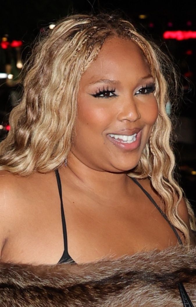 Lizzo w śmiałej sukience drepcze na randkę z ukochanym