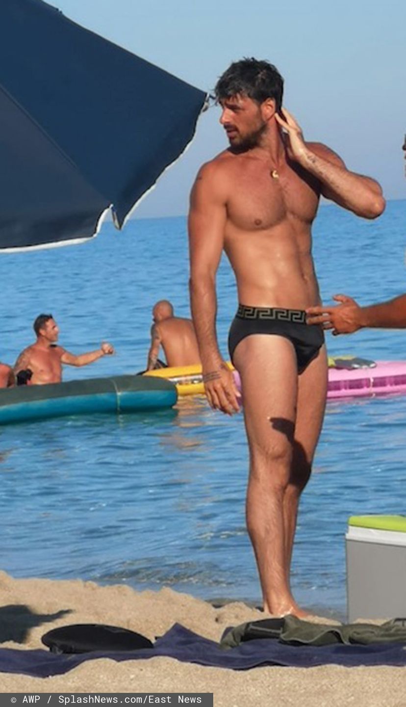 Rozebrany Michele Morrone na plaży w Apulii