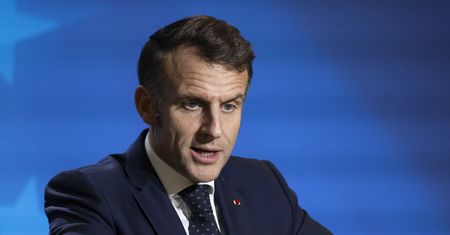 Senior nagle źle się poczuł. Macron nie zwlekał ani chwili