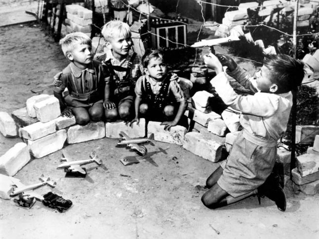 Berlin 1948 - dzieci bawią się w dostawy lotnicze